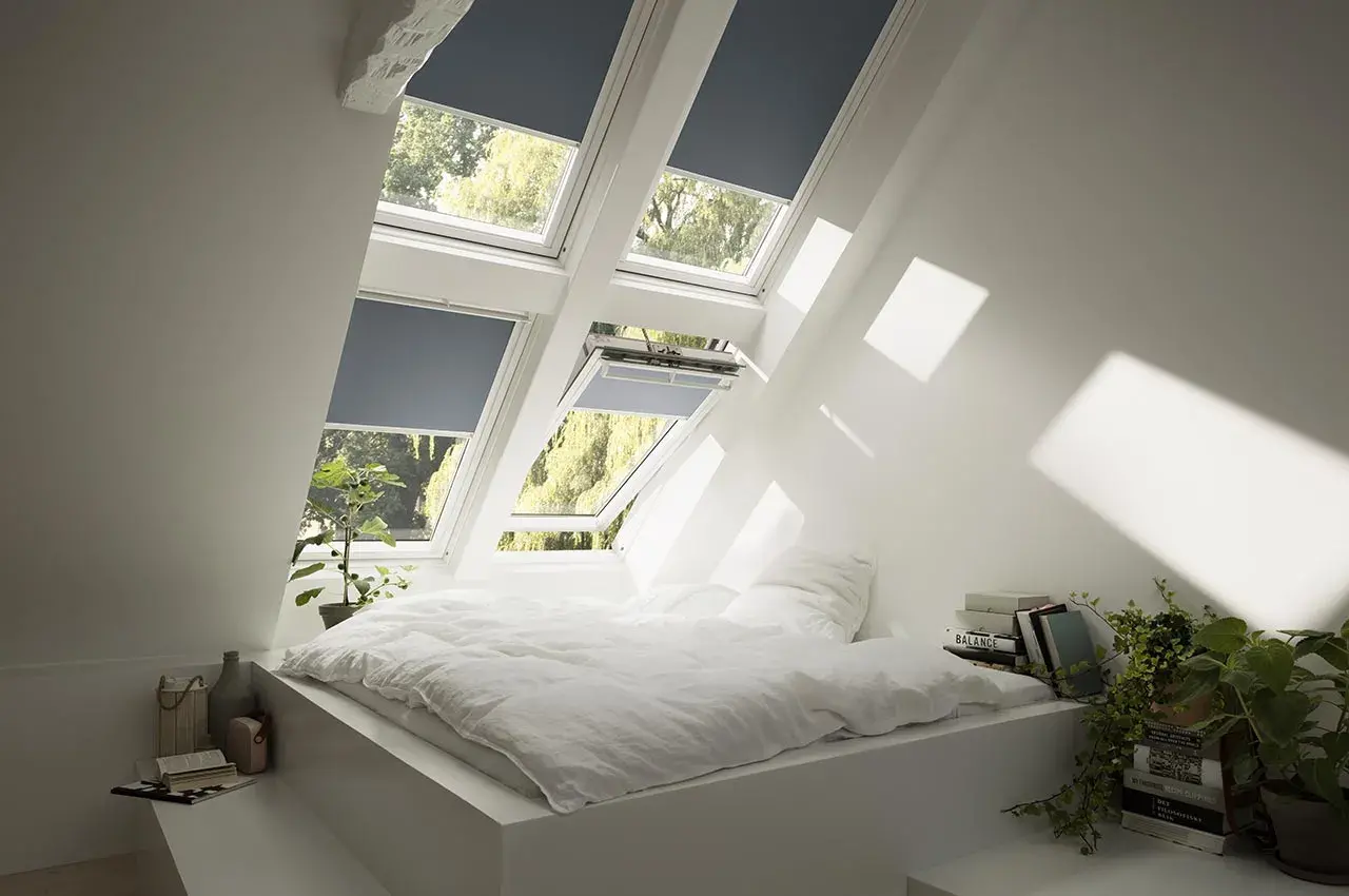 rolety zaciemniające na oknach dachowych w sypialni