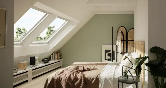 sypialnia z oknem dachowym