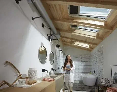 łazienka wyposażona w okna z roletami wewnętrznymi