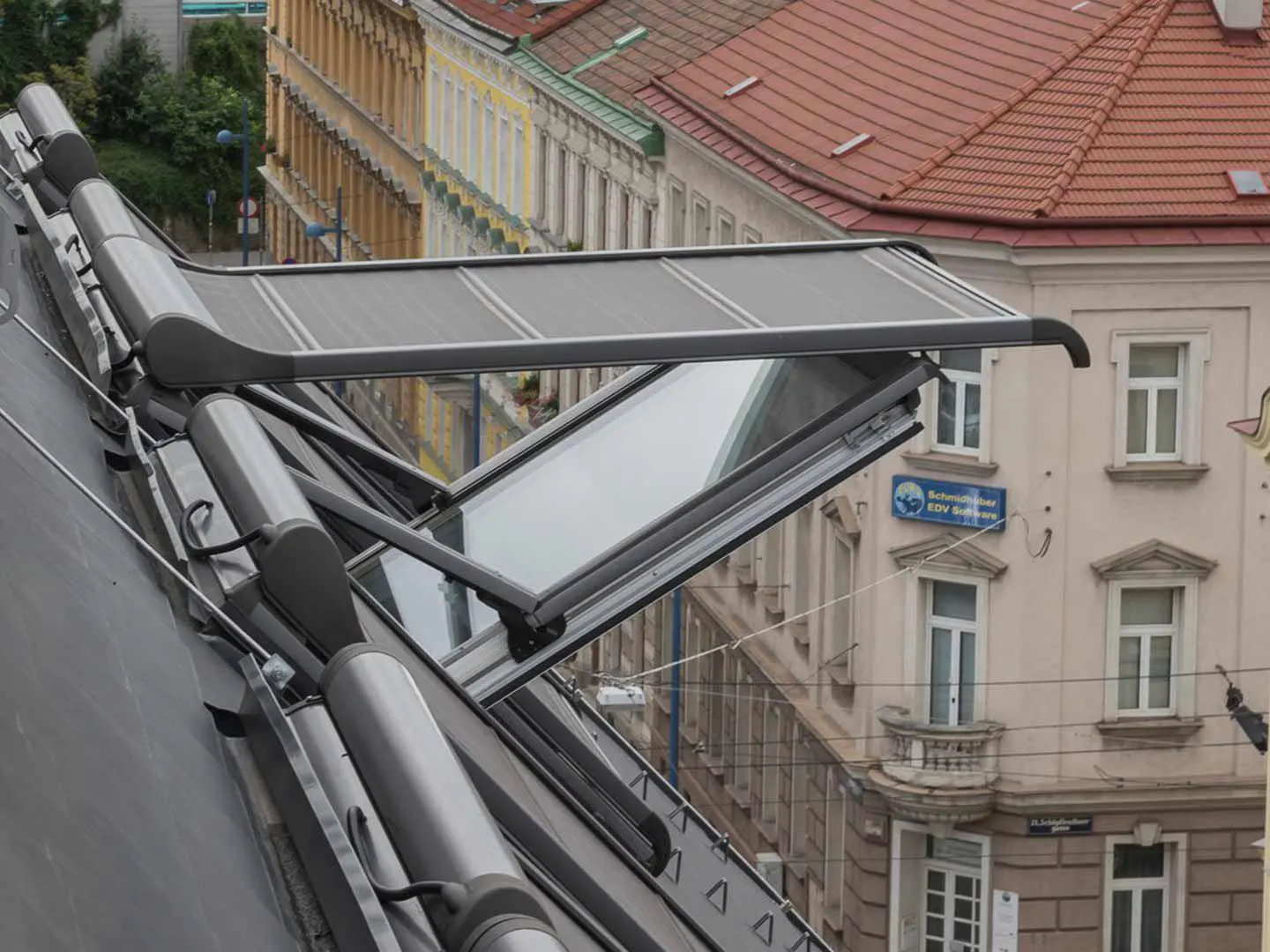 markiza ROTO zamontowana na oknie dachowym