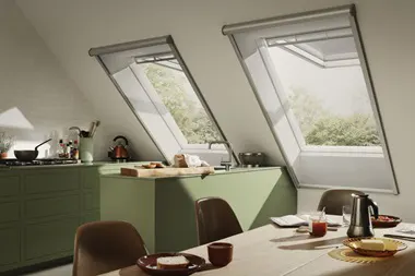moskitiery na oknach dachowych w kuchni