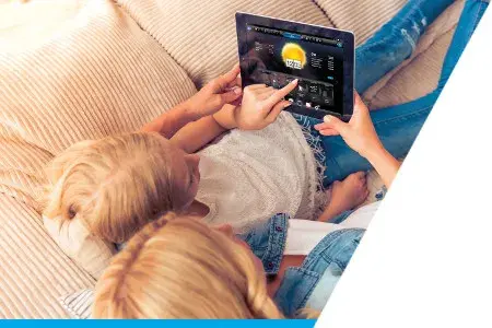 mama z dzieckiem sterują Fakro SmartHome za pomocą tabletu