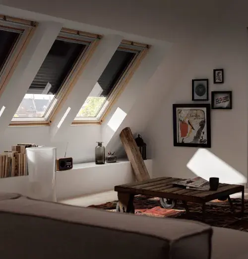rolety zewnętrzne elektryczne do okien dachowych w salonie na poddaszu