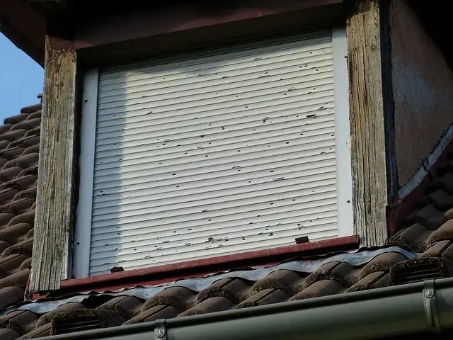 roleta zewnętrzna zaciągnięta na oknie dachowym na poddaszu