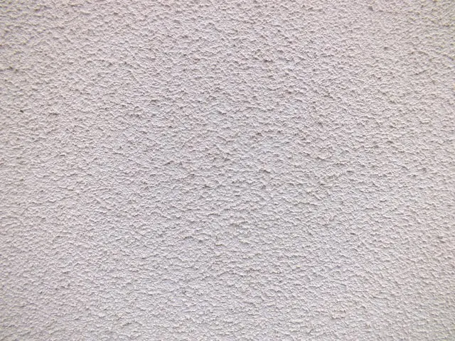 biały tynk dekoracyjny typu baranek nałożony na ścianę