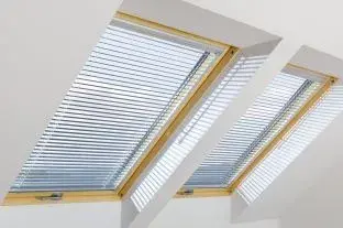 żaluzje zamontowane na oknach dachowych