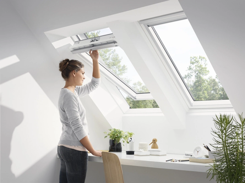 Okno dachowe VELUX GLU MK06 0561 78x118 3-szybowe drewniano-poliuretanowe czarne