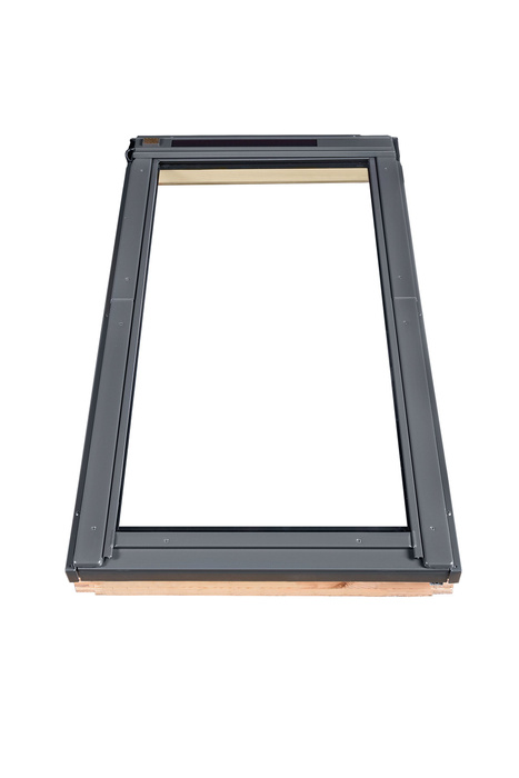 Okno dachowe Fakro FTP-V U4 RAL 7022 ZW SOL 55x98 3-szybowe drewniane solarne