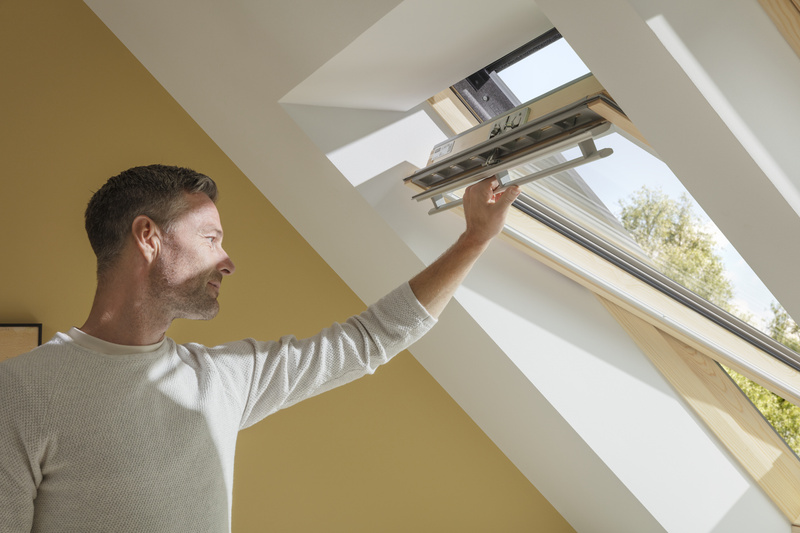 Okno dachowe Velux GLL SK06 1061 RAL 7043 114x118 3-szybowe drewniane
