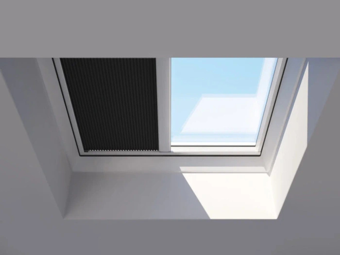 Roleta do okna do dachu płaskiego ROOFLITE+ FSA 1047 czarny 100x150 solarna 