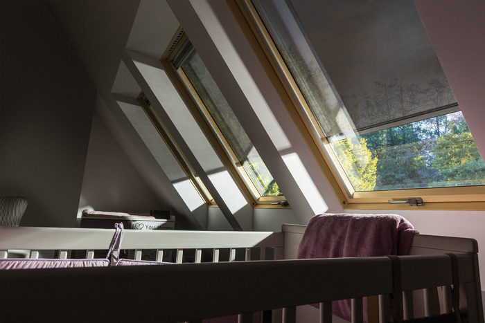 Markiza zewnętrzna do okna dachowego Fakro AMZ ZW Sol 089 RAL 9005 RC 94x180 solarna