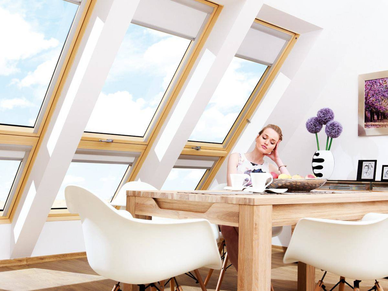 Roleta wewnętrzna do okna dachowego Fakro ARF Z-W/255 78x140 zaciemniająca elektryczna