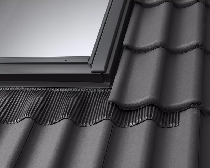 Kołnierz do okna dachowego Velux EDW CK06 2500 czarny  55x118 do pokryć wysokoprofilowanych