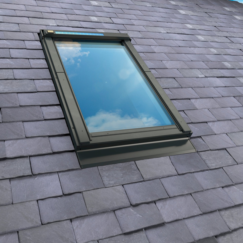Okno dachowe Fakro FTP-V U4 RAL 7022 ZW SOL 55x118 3-szybowe drewniane solarne