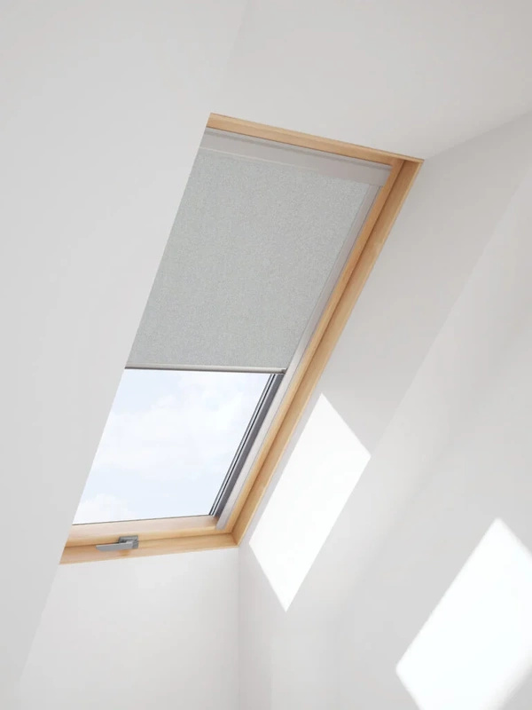 Roleta do okna dachowego ROOFLITE+ DUA P6A 4204 VL zaciemniająca jasny szary 94x118