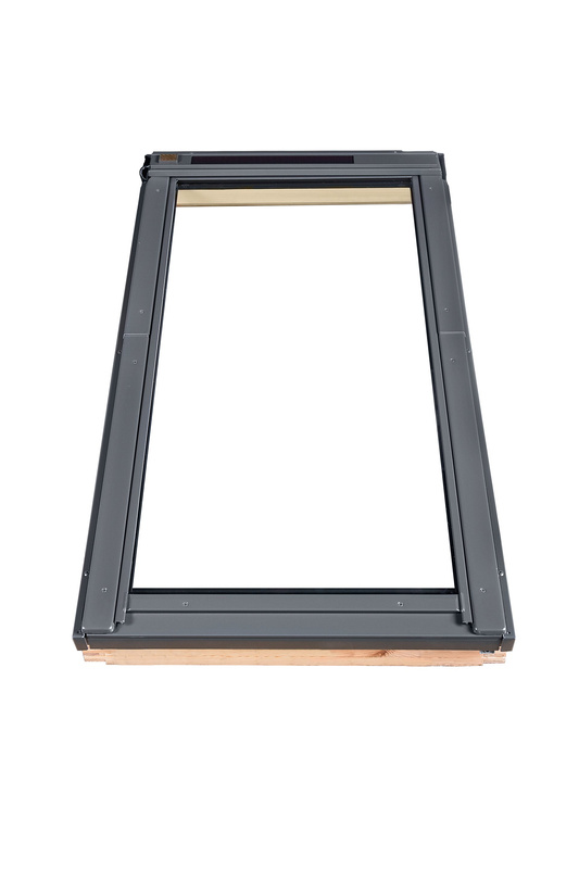 Okno dachowe Fakro FTP-V U4 RAL 7022 ZW SOL 55x98 3-szybowe drewniane solarne