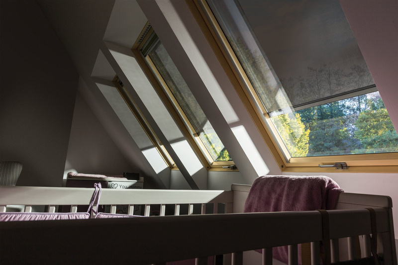 Markiza zewnętrzna do okna dachowego Fakro AMZ ZW Sol 092 RAL 7022 RC 114x66 solarna