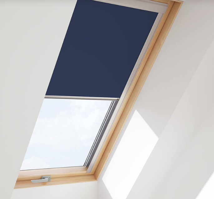 Roleta do okna dachowego ROOFLITE+ DUA P6A 4212 VL zaciemniająca granatowa 94x118