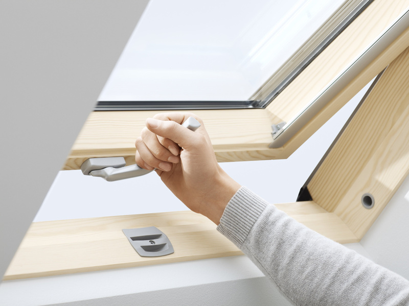 Okno dachowe Velux GLL MK08 1561B 78x140 3-szybowe drewniane czarne