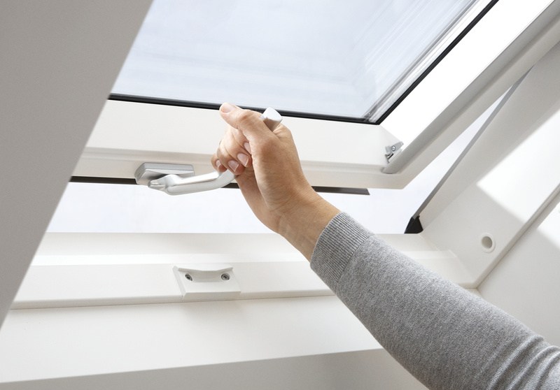 Okno dachowe Velux GLU MK04 0061B RAL 7043  78x98 3-szybowe drewniano-poliuretanowe