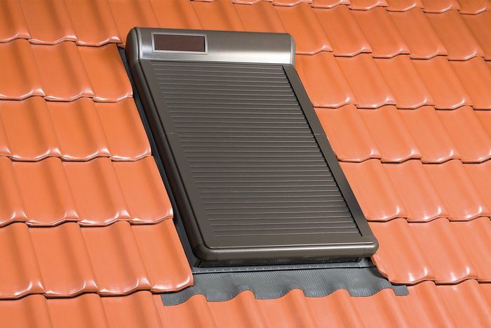 Roleta zewnętrzna do okna dachowego Fakro ARZ ZW Sol 106 RC 114x140 solarna