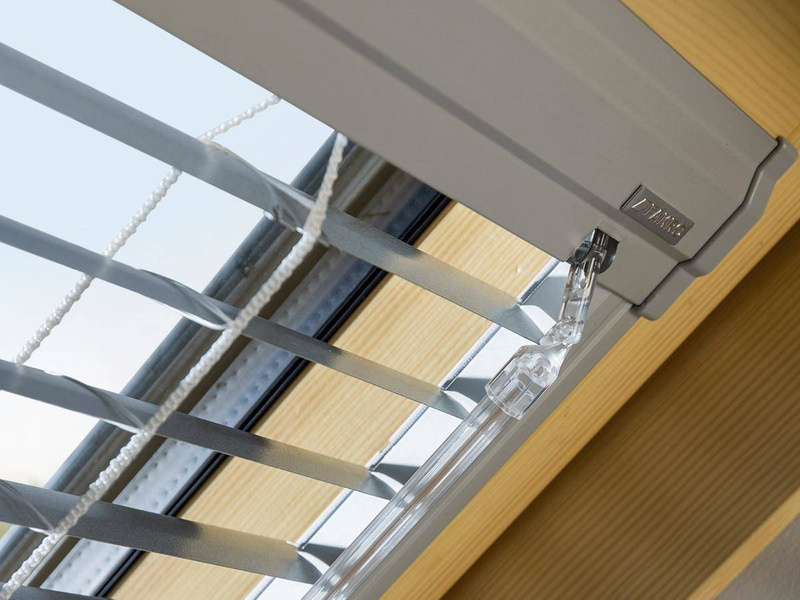 Żaluzja do wewnętrzna okna dachowego Fakro AJP-E24/141 94x160 elektryczna