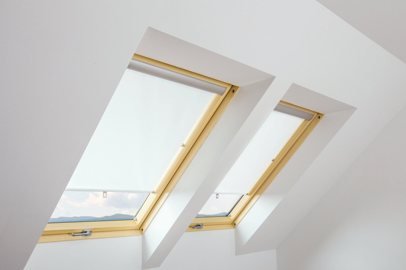 Roleta wewnętrzna do okna dachowego Fakro ARS/007 94x180 rozpraszająca manualna