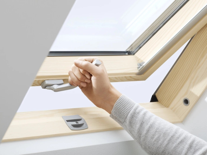 Okno dachowe Velux GLL CK04 1061B RAL 7043 55x98 3-szybowe drewniane