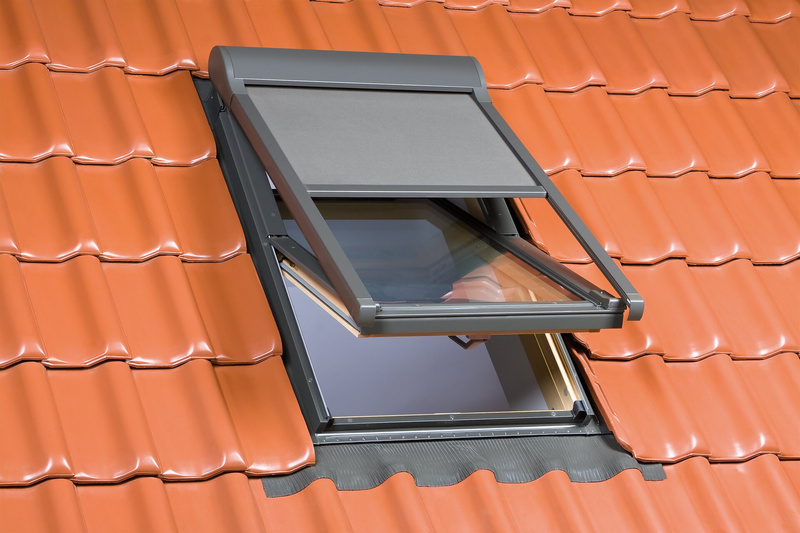 Markiza zewnętrzna do okna dachowego Fakro AMZ EL.230 092 RAL 7022 114x140 elektryczna
