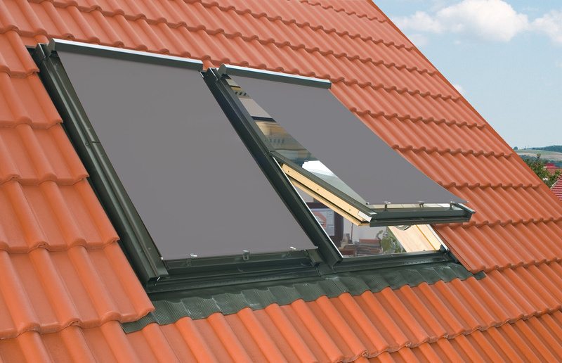 Markiza zewnętrzna do okna dachowego Fakro AMZ/092 RAL 7016 55x118 manualna