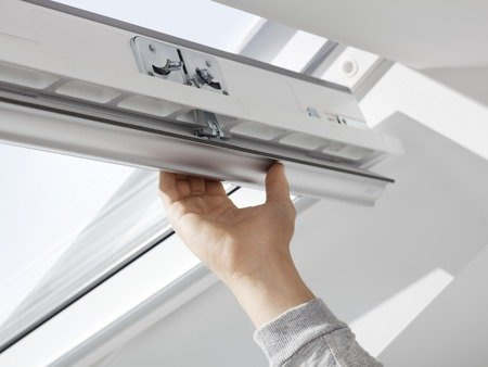 Okno dachowe Velux GLU MK08 0561B 78x140 3-szybowe drewniano-poliuretanowe czarne