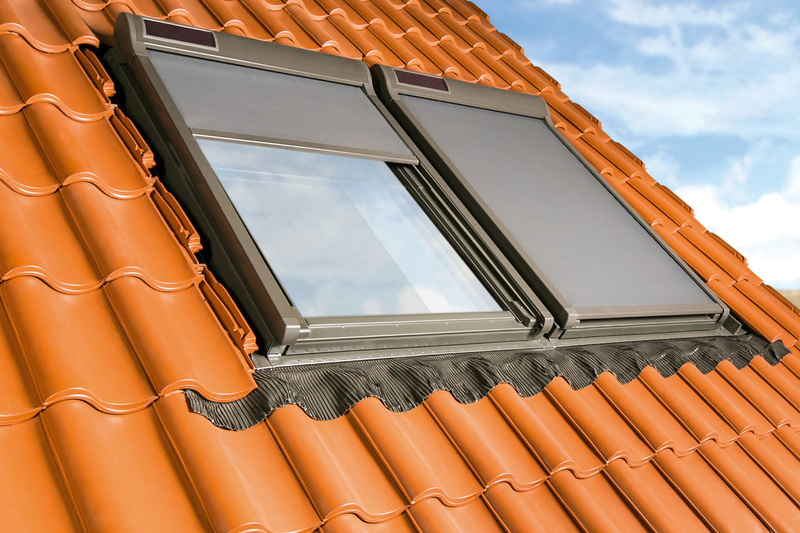 Markiza zewnętrzna do okna dachowego Fakro AMZ ZW Sol 089 RAL 7022 RC 66x118 solarna