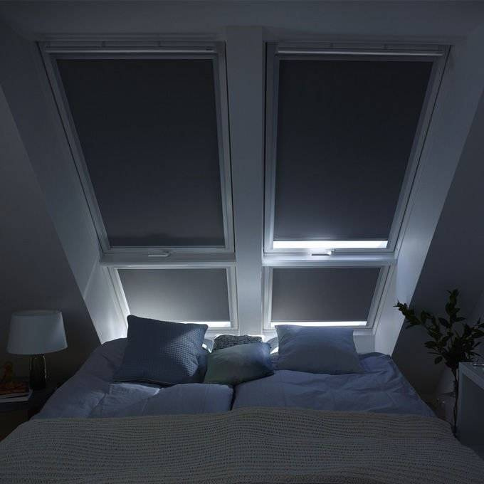 Roleta wewnętrzna do okna dachowego Velux DKL M25 1085SWL 78x55 zaciemniająca manualna