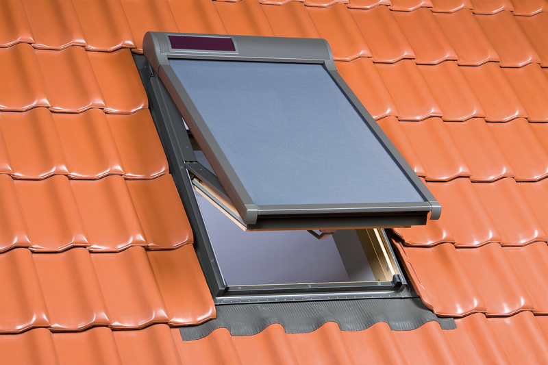 Markiza zewnętrzna do okna dachowego Fakro AMZ SOL/090 RAL 7022 134x98 solarna