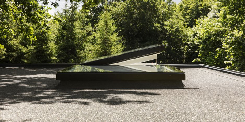 Okno do dachu płaskiego Velux CVU 080080 0325QA 80x80 3-szybowe otwierane solarne