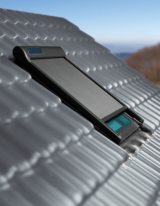 Markiza zewnętrzna do okna dachowego Fakro AMZ ZW Sol 090 RAL 9005 RC 78x160 solarna