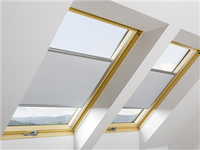 Roleta wewnętrzna do okna dachowego Fakro APF/609 RAL 9010 94x118 zaciemniająca plisowana manualna