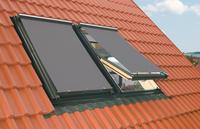 Markiza zewnętrzna do okna dachowego Fakro AMZ/092 RAL 7016 55x118 manualna