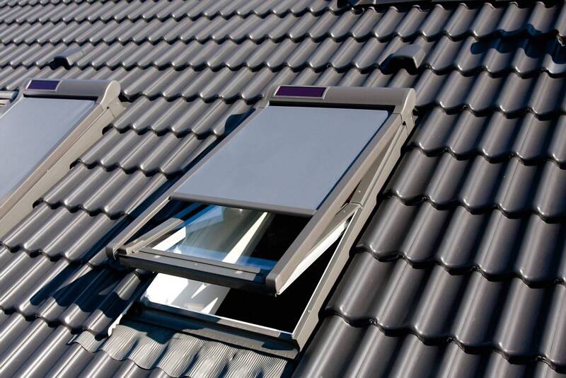 Markiza do okna dachowego FAKRO AMZ ZW Sol 089 RAL 9005 RC 114x140 solarna